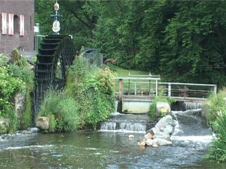 Brüggen : Burgwall, das Wasserrad der Brüggener Mühle